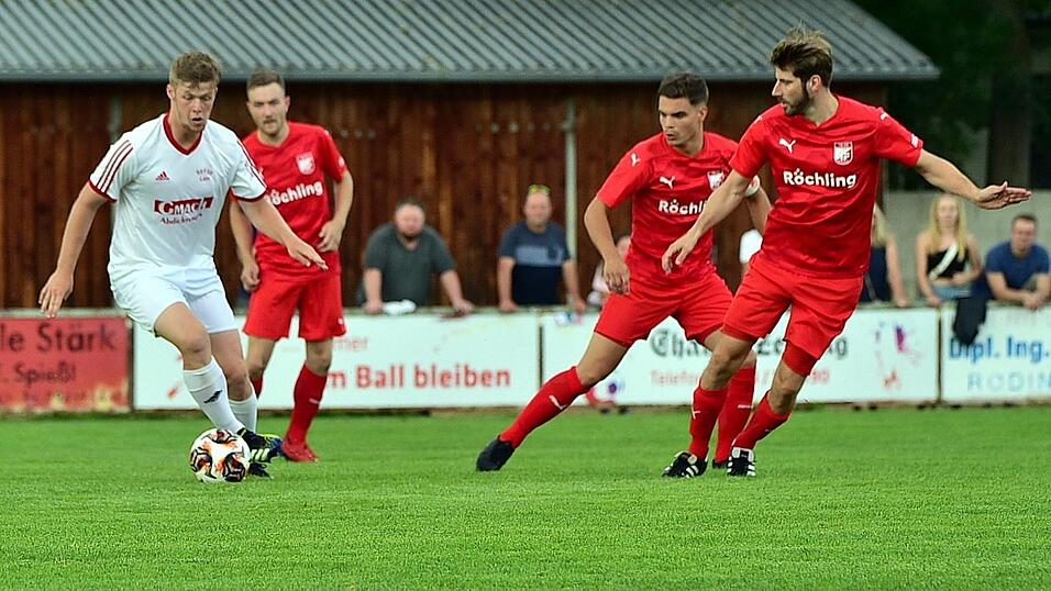 Roding (rot) hat das Landkreis-Derby gegen Lam (weiß) klar für sich entschieden.