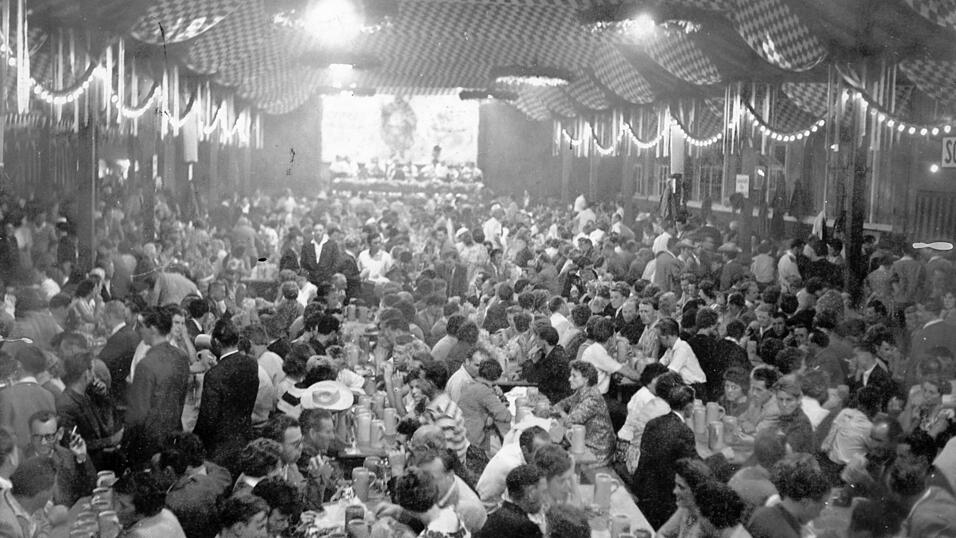 In diesem Jahr feiert Vilsbiburg sein Jubil&auml;umsvolksfest. Das erste Volksfest wurde 1925 gefeiert. Unser Bild zeigt eine sehr gut besuchte Festhalle im Jahr 1960.