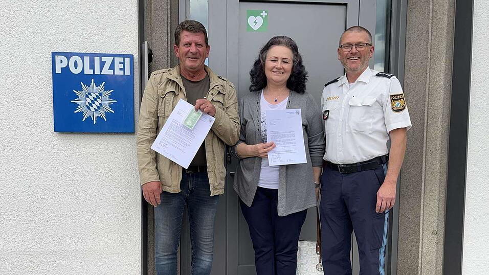 Jürgen Franz und Vera Fleischmann zusammen mit den stellvertretenden Leiter der PI Furth im Wald, Josef Weindl (von links). Jürgen Franz und Vera Fleischmann zusammen mit den stellvertretenden Leiter der PI Furth im Wald, Josef Weindl (von links).