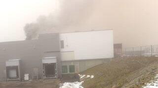 Es dauerte bis in die frühen Morgenstunden, ehe die Einsatzkräfte der Feuerwehr das Feuer unter Kontrolle hatten. (Foto: ih) Es dauerte bis in die frühen Morgenstunden, ehe die Einsatzkräfte der Feuerwehr das Feuer unter Kontrolle hatten. (Foto: ih)