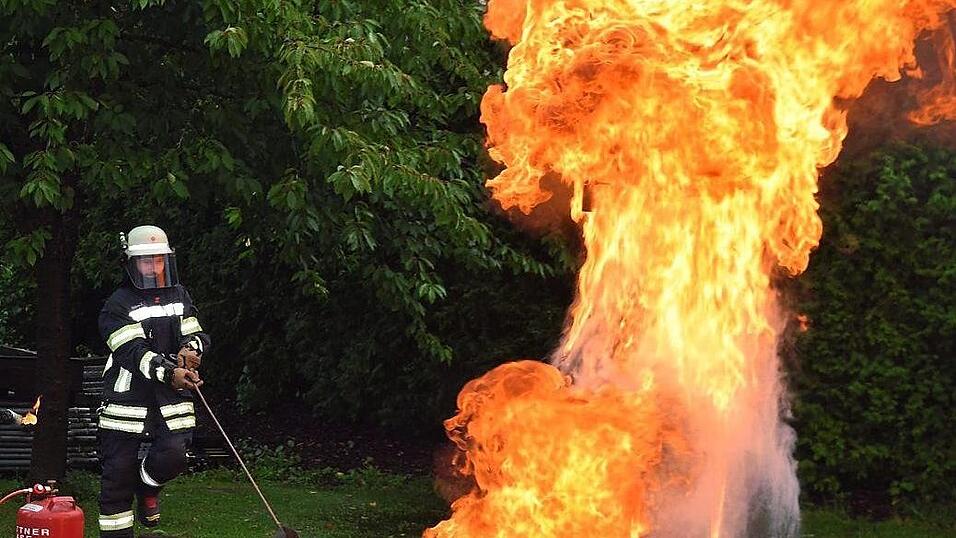 Eine Vorführung mit Knalleffekt: Die Feuerwehrprofis um Sebastian Ortner zeigten so manche Gefahren auf. Eine Vorführung mit Knalleffekt: Die Feuerwehrprofis um Sebastian Ortner zeigten so manche Gefahren auf.