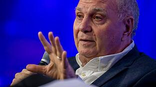 Uli Hoene&szlig; rechnet auch mit der ehemaligen Bundesregierung ab. (Archivbild)