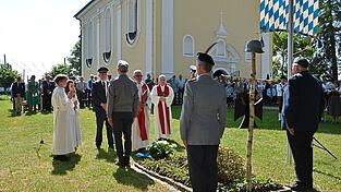 Der Vorsitzende des Kreiskriegerverbandes, Thomas Obster, am Mahnmal des unbekannten Soldaten, an dem eine Ehrenwache Aufstellung nahm. Der Vorsitzende des Kreiskriegerverbandes, Thomas Obster, am Mahnmal des unbekannten Soldaten, an dem eine Ehrenwache Aufstellung nahm.