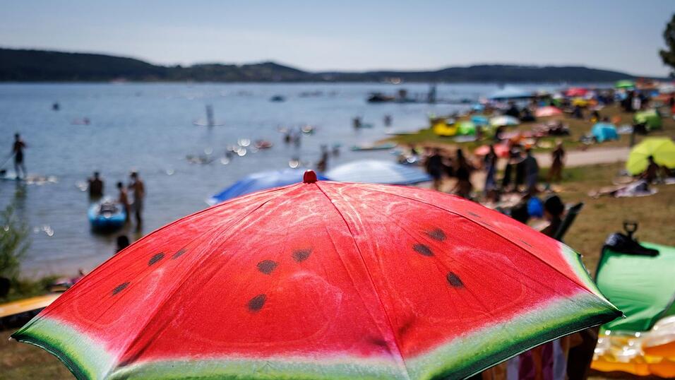 Das Baden im Kleinen Brombachsee ist wegen Blaualgen derzeit untersagt. (Symbolbild) Das Baden im Kleinen Brombachsee ist wegen Blaualgen derzeit untersagt. (Symbolbild)
