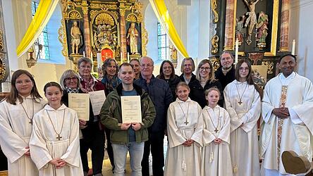 Bei einem Gottesdienst in der Kollnburger Pfarrkirche verabschiedete Pfarrer P. Jaison die alten Mitglieder des Pfarrgemeinderates: Waltraud Augustin (von links mit Dankesurkunde), Fannerl Englmeier und Florian Schlecht. Gleichzeitig stellte er die neuen vor: Irene Baier, Martina Jungbauer, Helmut Weindl, Tanja Brandl, Ursula Stoksa, Simone Weindl und Gust Wittenzellner