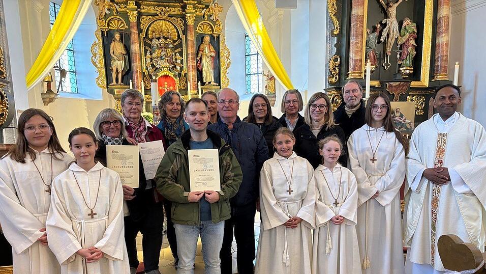 Bei einem Gottesdienst in der Kollnburger Pfarrkirche verabschiedete Pfarrer P. Jaison die alten Mitglieder des Pfarrgemeinderates: Waltraud Augustin (von links mit Dankesurkunde), Fannerl Englmeier und Florian Schlecht. Gleichzeitig stellte er die neuen vor: Irene Baier, Martina Jungbauer, Helmut Weindl, Tanja Brandl, Ursula Stoksa, Simone Weindl und Gust Wittenzellner Bei einem Gottesdienst in der Kollnburger Pfarrkirche verabschiedete Pfarrer P. Jaison die alten Mitglieder des Pfarrgemeinderates: Waltraud Augustin (von links mit Dankesurkunde), Fannerl Englmeier und Florian Schlecht. Gleichzeitig stellte er die neuen vor: Irene Baier, Martina Jungbauer, Helmut Weindl, Tanja Brandl, Ursula Stoksa, Simone Weindl und Gust Wittenzellner
