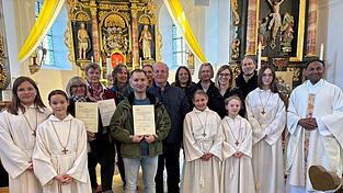 Bei einem Gottesdienst in der Kollnburger Pfarrkirche verabschiedete Pfarrer P. Jaison die alten Mitglieder des Pfarrgemeinderates: Waltraud Augustin (von links mit Dankesurkunde), Fannerl Englmeier und Florian Schlecht. Gleichzeitig stellte er die neuen vor: Irene Baier, Martina Jungbauer, Helmut Weindl, Tanja Brandl, Ursula Stoksa, Simone Weindl und Gust Wittenzellner Bei einem Gottesdienst in der Kollnburger Pfarrkirche verabschiedete Pfarrer P. Jaison die alten Mitglieder des Pfarrgemeinderates: Waltraud Augustin (von links mit Dankesurkunde), Fannerl Englmeier und Florian Schlecht. Gleichzeitig stellte er die neuen vor: Irene Baier, Martina Jungbauer, Helmut Weindl, Tanja Brandl, Ursula Stoksa, Simone Weindl und Gust Wittenzellner