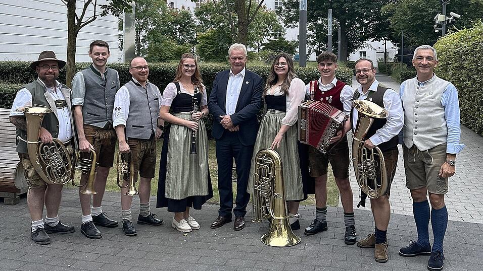 Minister Alois Rainer stellte sich mit den Musikern und Landrat Ronny Raith (r.) zum Erinnerungsbild im Ministerium auf. Minister Alois Rainer stellte sich mit den Musikern und Landrat Ronny Raith (r.) zum Erinnerungsbild im Ministerium auf.