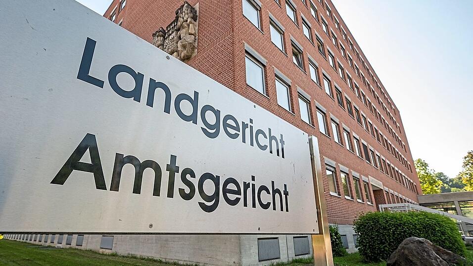 Gegen das Jugendamt Freising werden von einem 17-Jährigen schwere Vorwürfe erhoben. Das Urteil wird am Landgericht Landshut bekannt gegeben werden. Gegen das Jugendamt Freising werden von einem 17-Jährigen schwere Vorwürfe erhoben. Das Urteil wird am Landgericht Landshut bekannt gegeben werden.