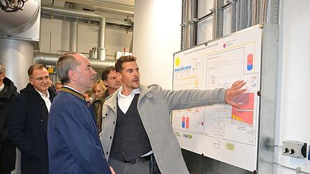 Michael Kundler, der Leiter Projektplanung und Energiemanagement, erläuterte Minister Hubert Aiwanger die Prozessabläufe innerhalb der Anlage. Michael Kundler, der Leiter Projektplanung und Energiemanagement, erläuterte Minister Hubert Aiwanger die Prozessabläufe innerhalb der Anlage.