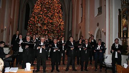 Stimmengewaltig pr&auml;sentierte sich der Kirchenchor Gro&szlig;k&ouml;llnbach-Wallersdorf, unter Leitung von Thomas Eiserle.