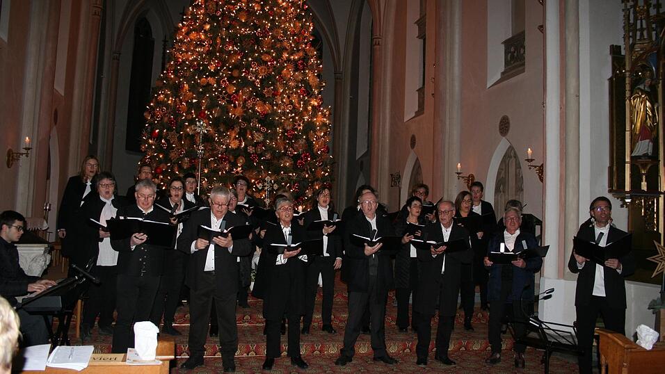 Stimmengewaltig präsentierte sich der Kirchenchor Großköllnbach-Wallersdorf, unter Leitung von Thomas Eiserle. Stimmengewaltig präsentierte sich der Kirchenchor Großköllnbach-Wallersdorf, unter Leitung von Thomas Eiserle.