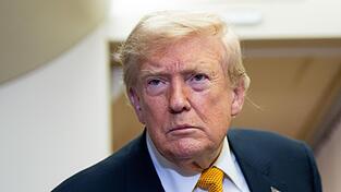 Erst wollte US-Pr&auml;sident Donald Trump in der Stra&szlig;e von Hormus happige Durchfahrtsgeb&uuml;hren kassieren, dann hat er einen R&uuml;ckzieher gemacht.