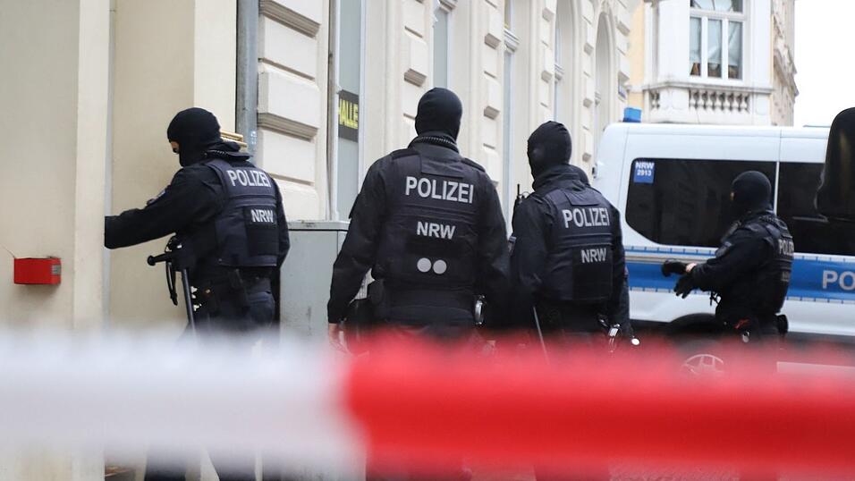 Razzia am Morgen: Am Donnerstag waren Einsatzkräfte gegen das mutmaßliche Netzwerk vorgegangen. (Archivbild) Razzia am Morgen: Am Donnerstag waren Einsatzkräfte gegen das mutmaßliche Netzwerk vorgegangen. (Archivbild)