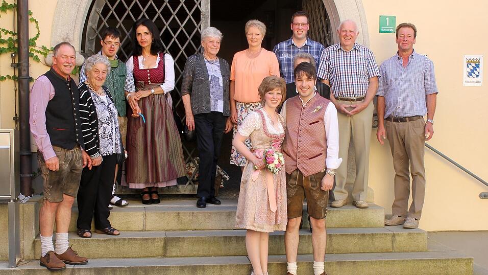 Das junge Ehepaar Regina und Robert Kamera im Kreis der Hochzeitsg&auml;ste.