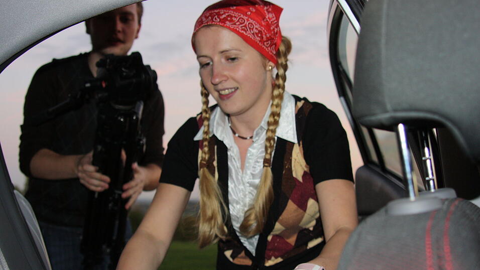 Inga als 'Rot-Z&ouml;pfchen' beim Gruseldreh im finsteren Steinacher Wald. (Foto: Pfeffer)