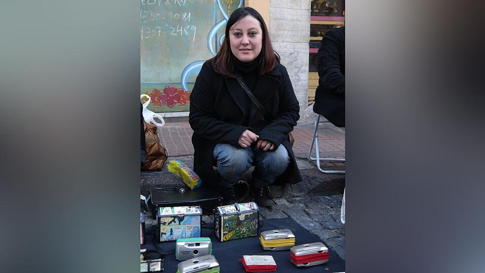 Gabriela verkauft selbstgehäkelte Taschen und Accessoires auf dem Künstlermarkt in Buenos Aires. (Foto: Lena Klimkeit/dpa)