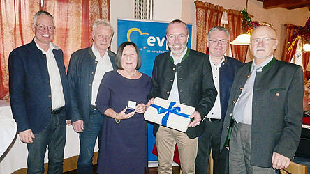 CSU-Kreisvorsitzender Straubing-Stadt und Oberb&uuml;rgermeister Markus Pannermayr, MdB Alois Rainer, die geehrte Christine Sporrer-Dorner, EVP-Vorsitzender Manfred Weber, CSU-Kreisvorsitzender MdL Josef Zellmeier, CSU-Ortsvorsitzender Barthl Sagstetter (v. l.)