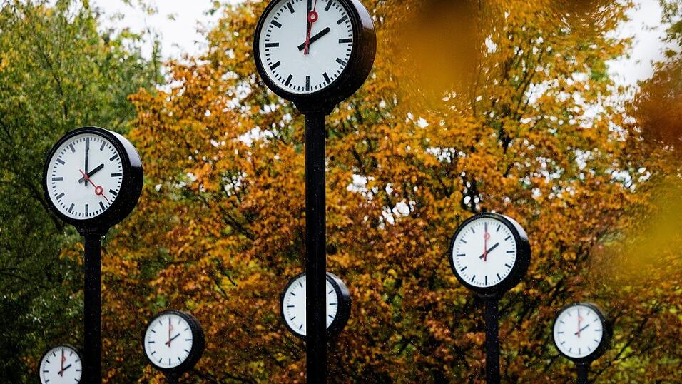 In der Nacht von Samstag auf Sonntag endet die Sommerzeit. Um 3.00 Uhr werden die Uhren auf 2.00 Uhr zurückgestellt. (Symbolbild). In der Nacht von Samstag auf Sonntag endet die Sommerzeit. Um 3.00 Uhr werden die Uhren auf 2.00 Uhr zurückgestellt. (Symbolbild).