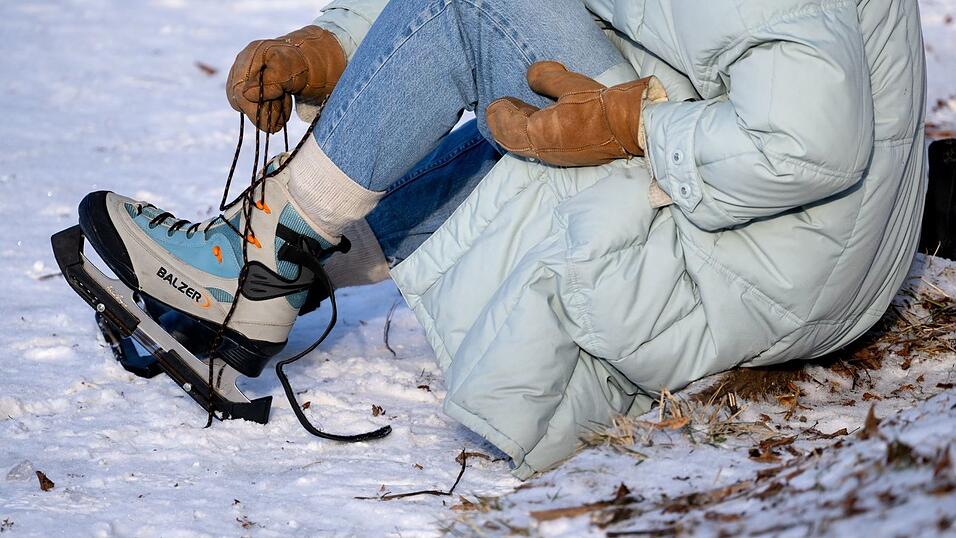 Auch Schlittschuhe waren bei vielen H&auml;ndlern gefragt. (Symbolbild)
