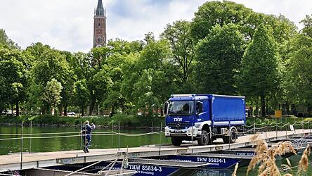 Am Donnerstagabend war die 80 Meter lange Br&uuml;cke aus zw&ouml;lf Pontons und insgesamt 400 Einzelteilen fertig. Die Belastungsprobe mit einer &Uuml;berfahrt von Einsatzfahrzeugen meisterte das Behelfsbauwerk - wichtig, um die Versorgung im Ernstfall zu gew&auml;hrleisten.