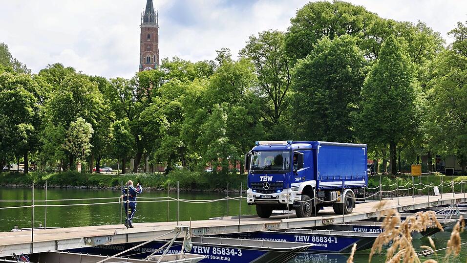 Am Donnerstagabend war die 80 Meter lange Br&uuml;cke aus zw&ouml;lf Pontons und insgesamt 400 Einzelteilen fertig. Die Belastungsprobe mit einer &Uuml;berfahrt von Einsatzfahrzeugen meisterte das Behelfsbauwerk - wichtig, um die Versorgung im Ernstfall zu gew&auml;hrleisten.