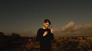 Martin Steer ist als Gitarrist bei 'Frittenbude' bekannt geworden. Seit 2018 macht er auch als Solokünstler unter dem Namen 'Bad Stream' Musik.