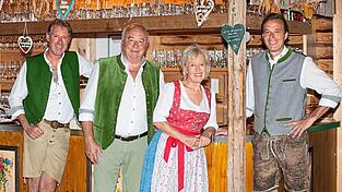 Die Festwirtsfamilie Greindl aus Degernbach: Max (2.v.l.) und Margarethe Greindl mit ihren Söhnen Max (links) und Klaus (rechts).