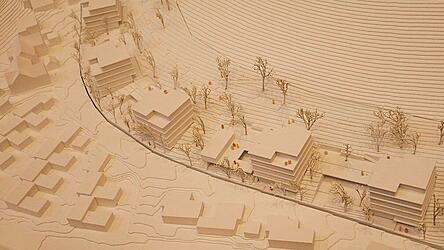 Der Siegerentwurf des Architektenwettbewerbs für die Bebauung am Fuße des Klosterbergs sah fünf Punkthäuser mit insgesamt 74 Wohneinheiten vor. Der Siegerentwurf des Architektenwettbewerbs für die Bebauung am Fuße des Klosterbergs sah fünf Punkthäuser mit insgesamt 74 Wohneinheiten vor.