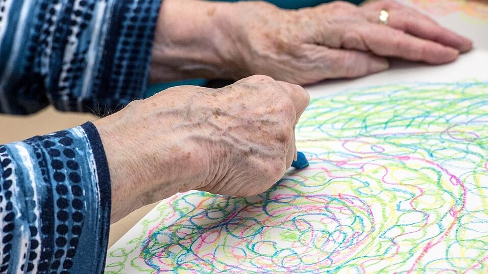 Die Gesellschaft wird &auml;lter, mehr Menschen bekommen die Diagnose Demenz. Das wirkt sich einem Bericht der Barmer nach auch auf Krankenh&auml;user aus. (Symbolbild)
