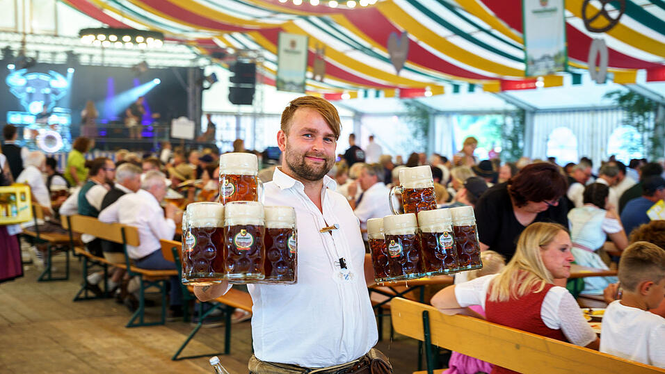Die Bedienungen sorgten immer für ausreichend Nachschub. Die Bedienungen sorgten immer für ausreichend Nachschub.