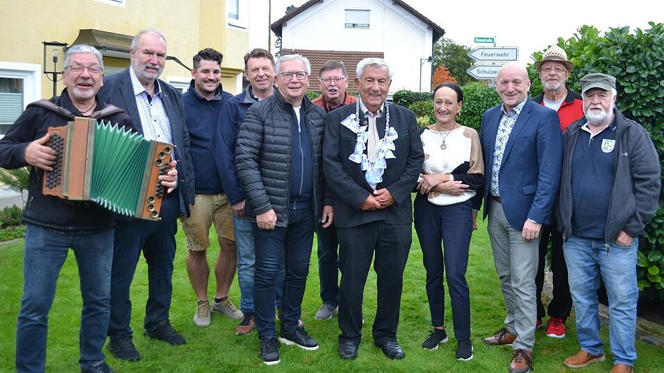 Vereinsabordnungen, Nachbarn, Freunde, Bekannte und Bürgermeister Franz Aster (3.v.r.) gratulierten. Vereinsabordnungen, Nachbarn, Freunde, Bekannte und Bürgermeister Franz Aster (3.v.r.) gratulierten.