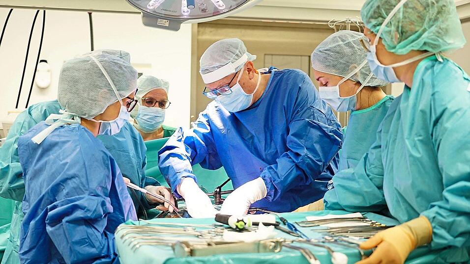 Eine Operation in einem der neuen OP-Säle in der Klinik Mallersdorf. Für die Versorgung der Bevölkerung im ländlichen Raum ist gerade der Standort Mallersdorf unabdingbar. Eine Operation in einem der neuen OP-Säle in der Klinik Mallersdorf. Für die Versorgung der Bevölkerung im ländlichen Raum ist gerade der Standort Mallersdorf unabdingbar.