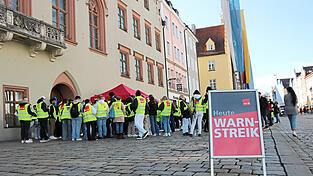 'Heute ist kein Arbeitstag, heute ist Streiktag', skandierten die Gewerkschafter. Sie versammeltem sich vor dem Rathaus. Ihre Forderungen: mehr Lohn und mehr freie Tage.