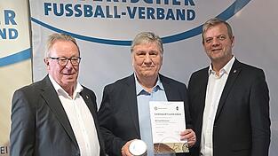 Bezirks-Ehrenamtsreferent Hans Wimmer (links) und Bezirksvorsitzender Harald Haase (rechts) mit dem Geehrten Michael Reitmeier.