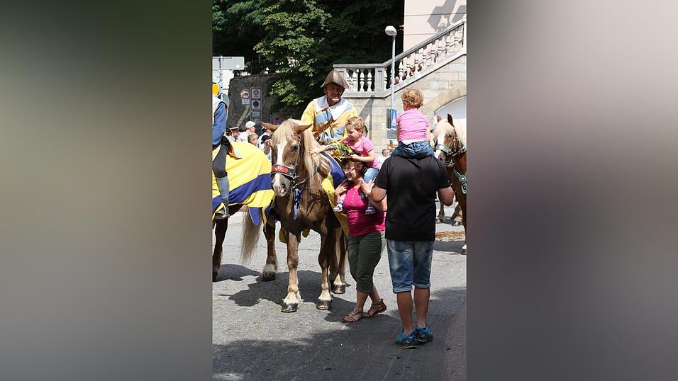Die schönsten Augenblicke des historischen Drachenstich-Festzuges 2016. Die schönsten Augenblicke des historischen Drachenstich-Festzuges 2016.