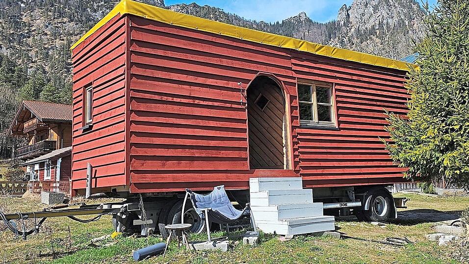 Vor beeindruckender Bergkulisse: das Tiny House vor der 'Schlafenden Hexe”.