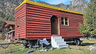 Vor beeindruckender Bergkulisse: das Tiny House vor der 'Schlafenden Hexe”.