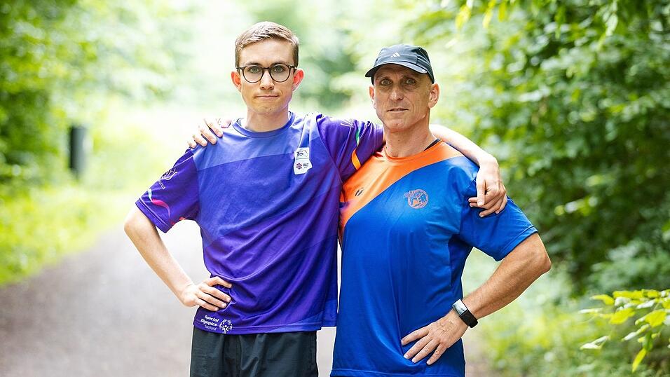 Fynn Thome (18, l.) und sein Vater Martin Thome trainieren gemeinsam in einem Wald bei Lebach für die Special Olympics nationalen Spiele Saarland 2026. Fynn Thome (18, l.) und sein Vater Martin Thome trainieren gemeinsam in einem Wald bei Lebach für die Special Olympics nationalen Spiele Saarland 2026.