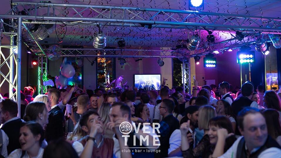 Auch am zweiten Volksfestfreitag schauten viele G&auml;ste im Overtime vorbei.