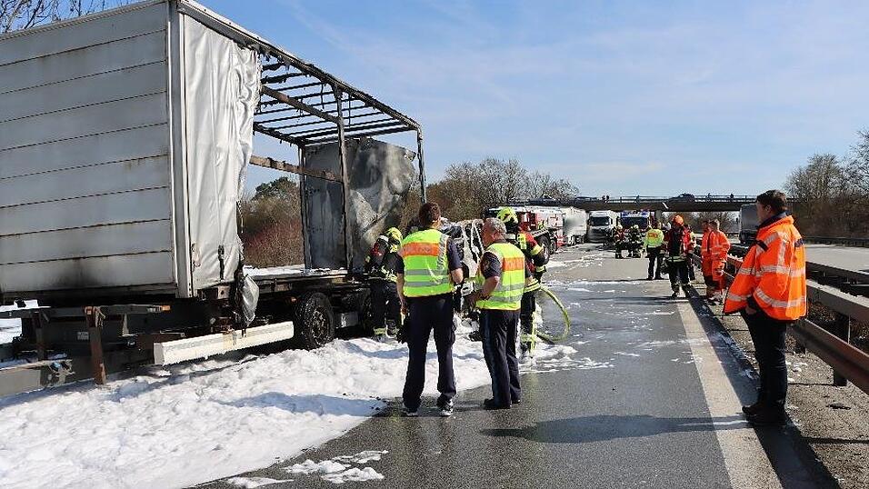 Bei dem Unfall auf der A3 fingen beide Fahrzeuge danach Feuer und mussten gelöscht werden. Bei dem Unfall auf der A3 fingen beide Fahrzeuge danach Feuer und mussten gelöscht werden.