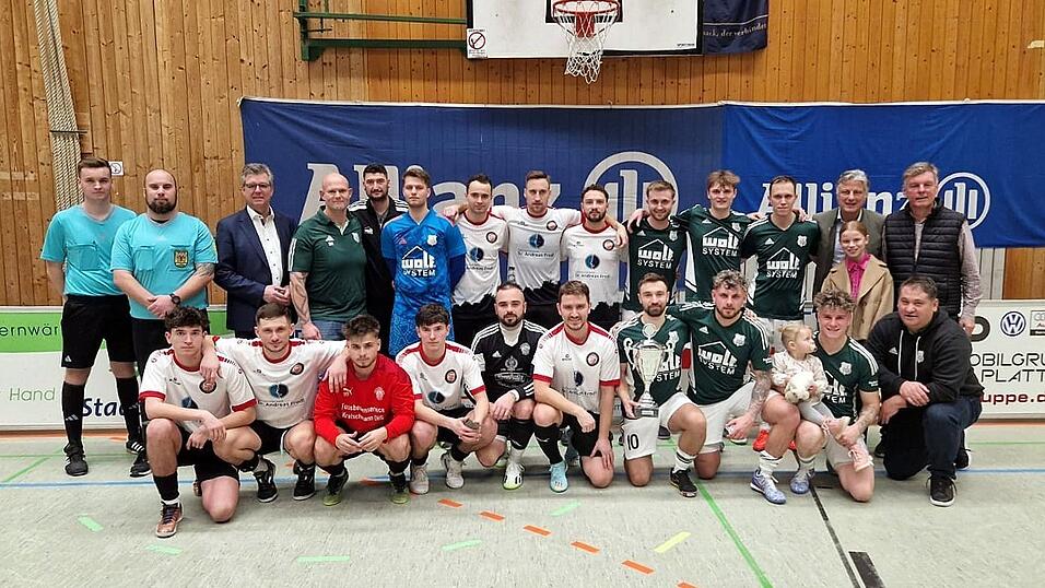 Die beiden Finalisten des Allianz-Fischer-Cups, die SpVgg Plattling (in wei&szlig;) und die SpVgg Osterhofen, mit Sponsor Ludwig Fischer, Schirmherr Hans Schmalhofer, dem Pr&auml;sidenten der SpVgg Plattling, Manfred Kr&auml;mer, sowie den Schiedsrichtern.
