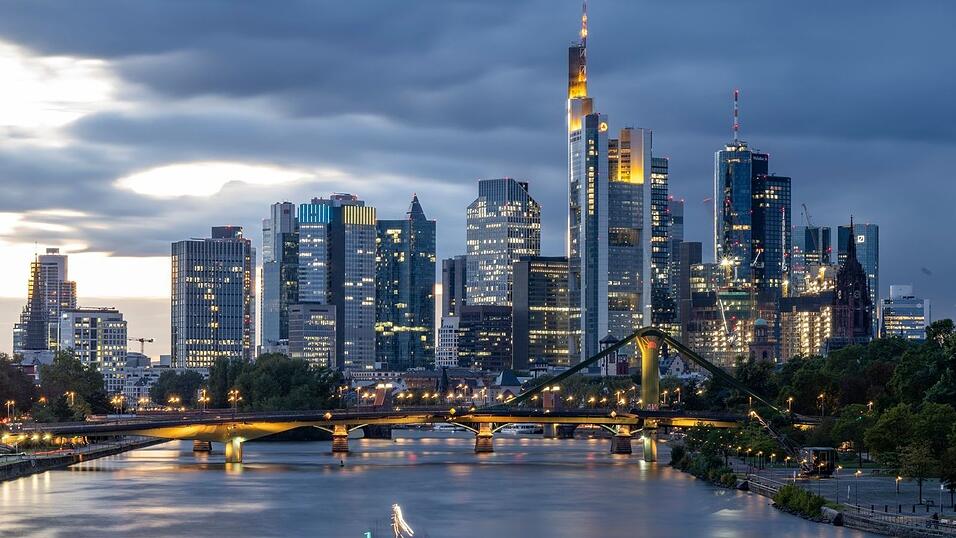 Frankfurter Skyline: Mehrere Banken habe große Mietverträge für neue Büros abgeschlossen. (Archivbild) Frankfurter Skyline: Mehrere Banken habe große Mietverträge für neue Büros abgeschlossen. (Archivbild)