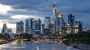 Frankfurter Skyline: Mehrere Banken habe große Mietverträge für neue Büros abgeschlossen. (Archivbild)