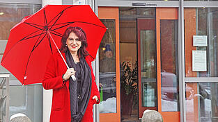 SPD-Landratskandidatin Silvia Gross vor der Kreisklinik, die sie als „wichtigen Fixpunkt“ sieht. SPD-Landratskandidatin Silvia Gross vor der Kreisklinik, die sie als „wichtigen Fixpunkt“ sieht.