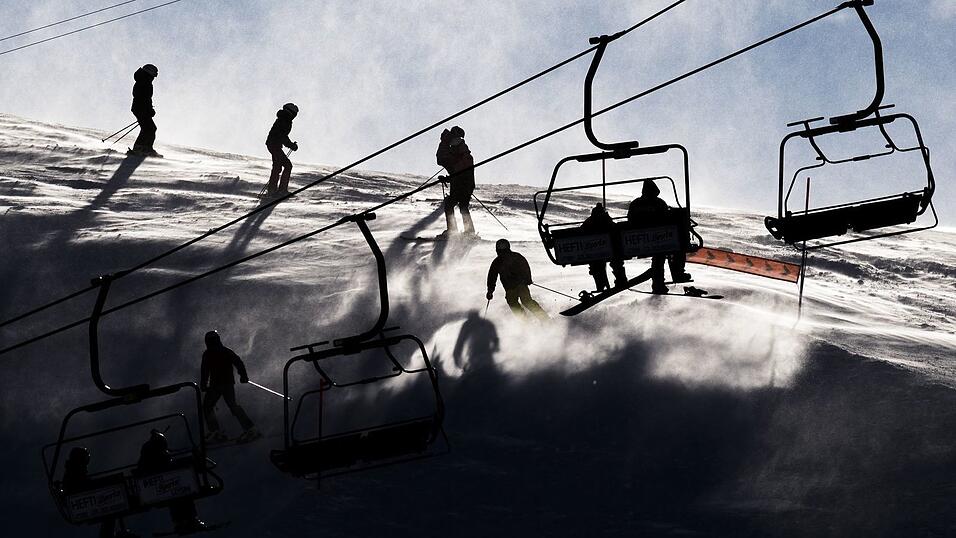 Die zwei Skifahrer krachten mit hoher Geschwindigkeit zusammen. (Symbolbild)