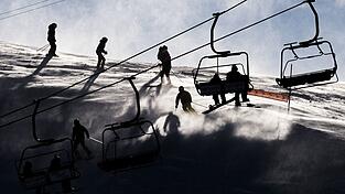 Die zwei Skifahrer krachten mit hoher Geschwindigkeit zusammen. (Symbolbild) Die zwei Skifahrer krachten mit hoher Geschwindigkeit zusammen. (Symbolbild)