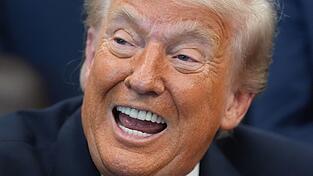 Trump k&uuml;ndigt eine Zollerh&ouml;hung f&uuml;r die EU an.