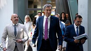 CSU-Chef Söder (Mitte) und Landesgruppenchef Hoffmann (links) sind gegen ein Ende der deutschen Grenzkontrollen. CSU-Chef Söder (Mitte) und Landesgruppenchef Hoffmann (links) sind gegen ein Ende der deutschen Grenzkontrollen.
