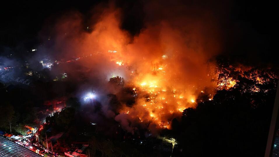 Ein Großbrand wütet im Dorf Guryong, einem der letzten Slums in Seoul. Ein Großbrand wütet im Dorf Guryong, einem der letzten Slums in Seoul.